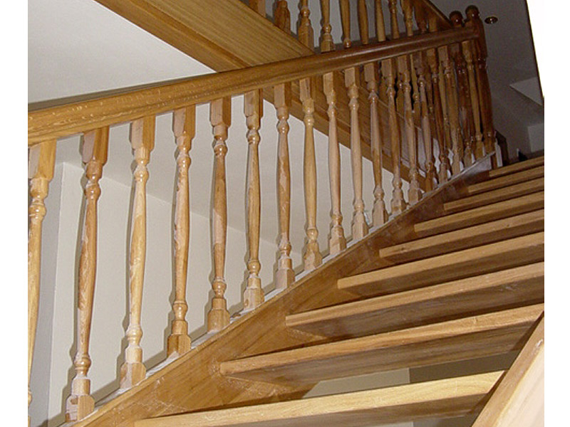 drevené zábradlie na schody