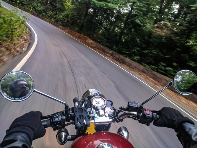 rýchla jazda na motorke