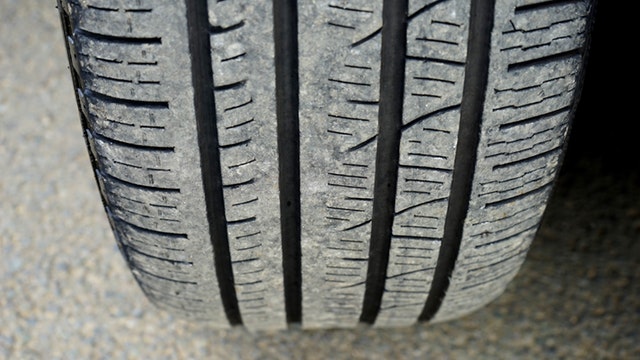 Detail na zošúchanú pneumatiku