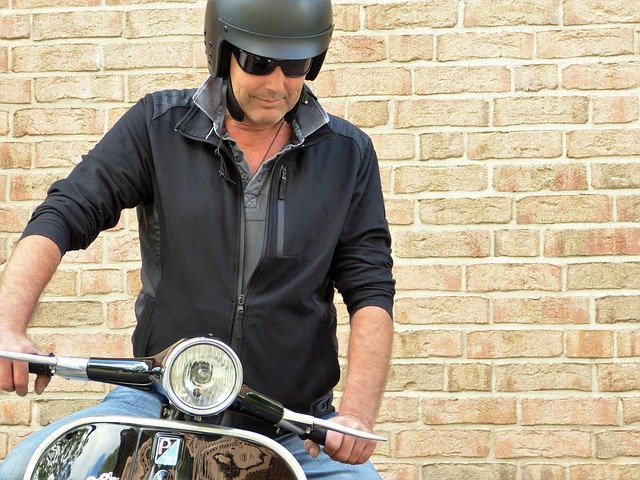 Muž s motorkou, skúter