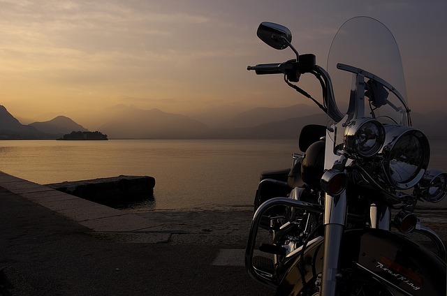 motorka pri jazere