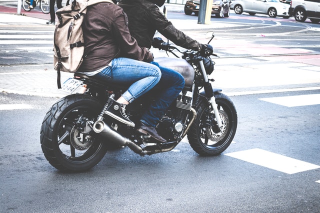 ľudia na motorke.jpg