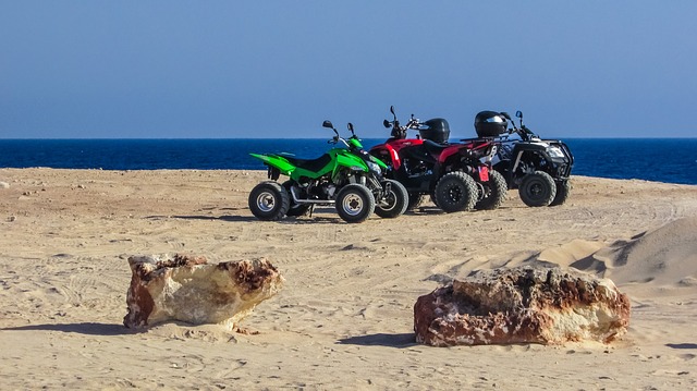 Štvorkolky zaparkované na piesku pri mori